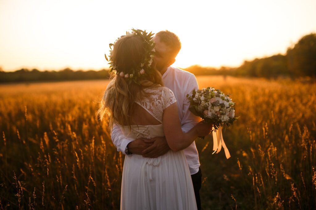Küssende-Braut-und-Bräutigam-in-der-romantischen-Hochzeitsfotografie-Blumenstrauß