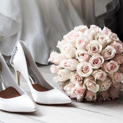 Hochzeitsfotografie-Elegante-Brautschuhe-Romantischer-Blumenstrauß-für-die-Hochzeit-3