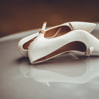 Romantische-Hochzeitsfotografie-Elegante-Brautschuhe-mit-High-Heels-für-die-Hochzeit