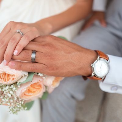 Romantische-Hochzeitsfotografie-Hochzeitsring-an-den-Händen-des-Brautpaares