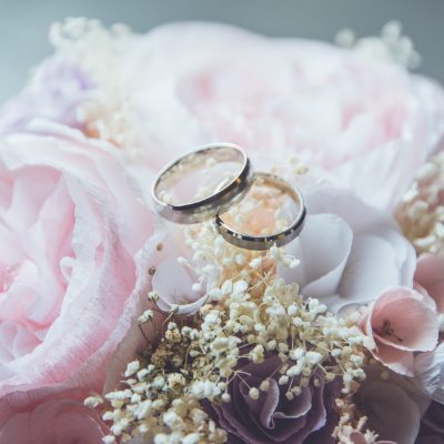 Romantische-Hochzeitsfotografie-Hochzeitstafel-mit-schön-dekoriertem-Hochzeitsring-Blumenstrauß