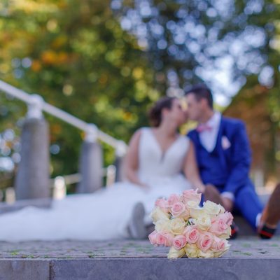 Romantische-Hochzeitsfotografie-mit-verliebtem-Brautpaar-Blumenstrauß-3
