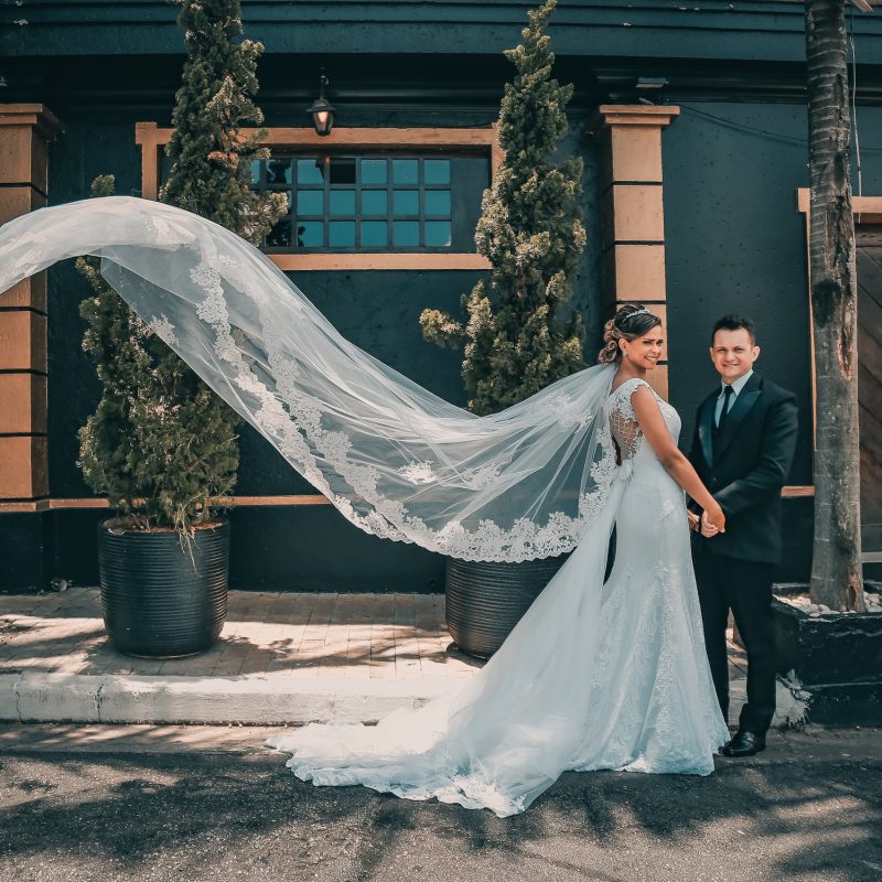 Romantische-Hochzeitsfotografie-mit-verliebtem-Brautpaar-Blumenstrauß-Hochzeitskleid-2