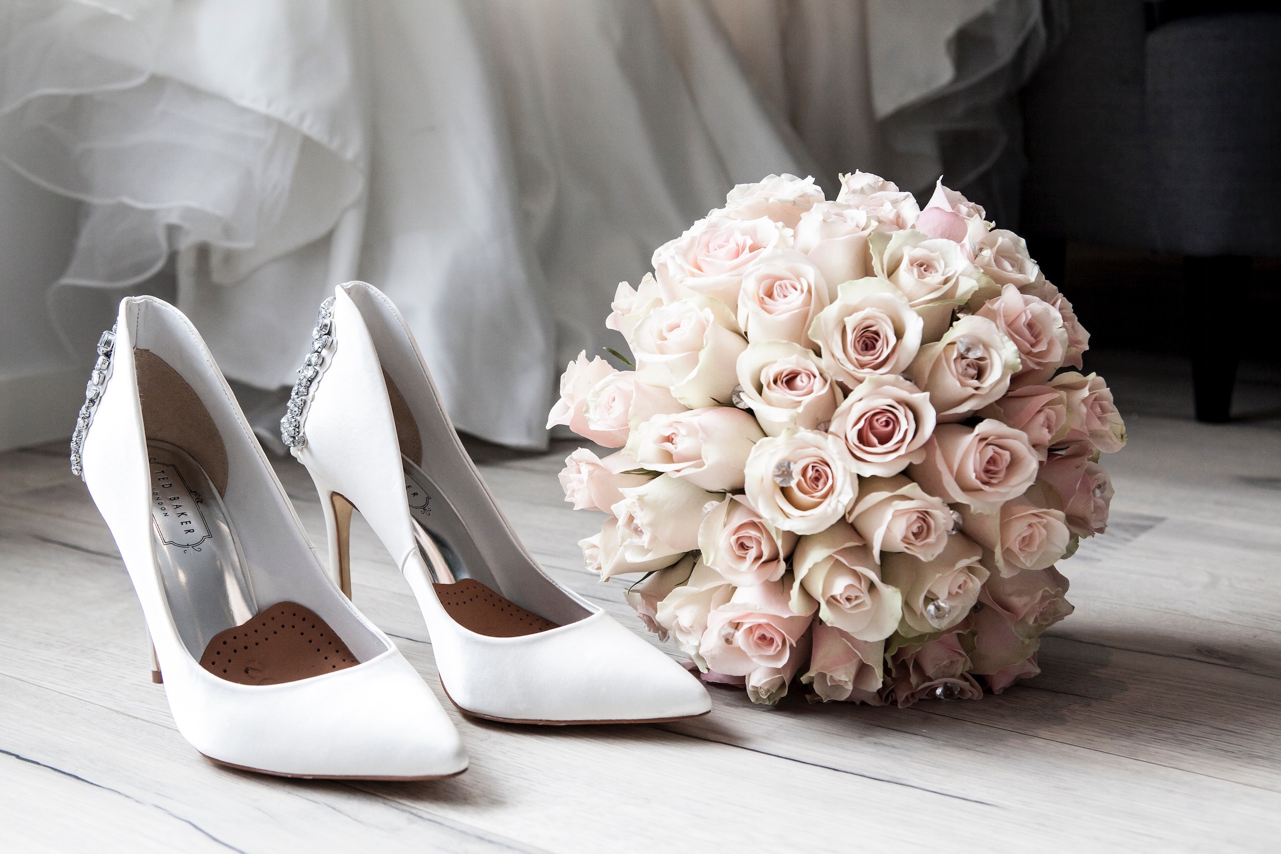 Hochzeitsfotografie-Elegante-Brautschuhe-Romantischer-Blumenstrauß-für-die-Hochzeit-3