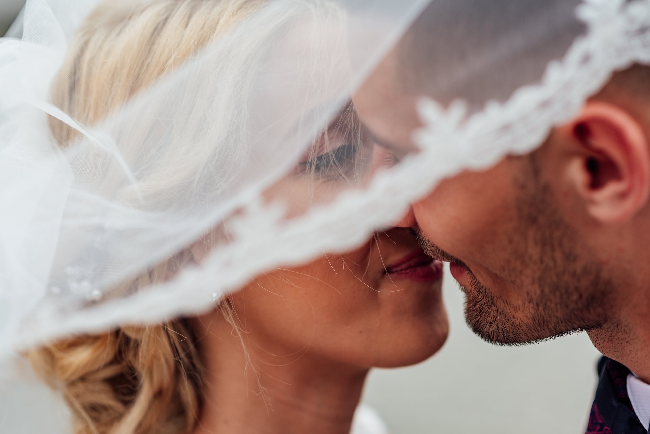 Küssende-Braut-und-Bräutigam-in-der-romantischen-Hochzeitsfotografie-4