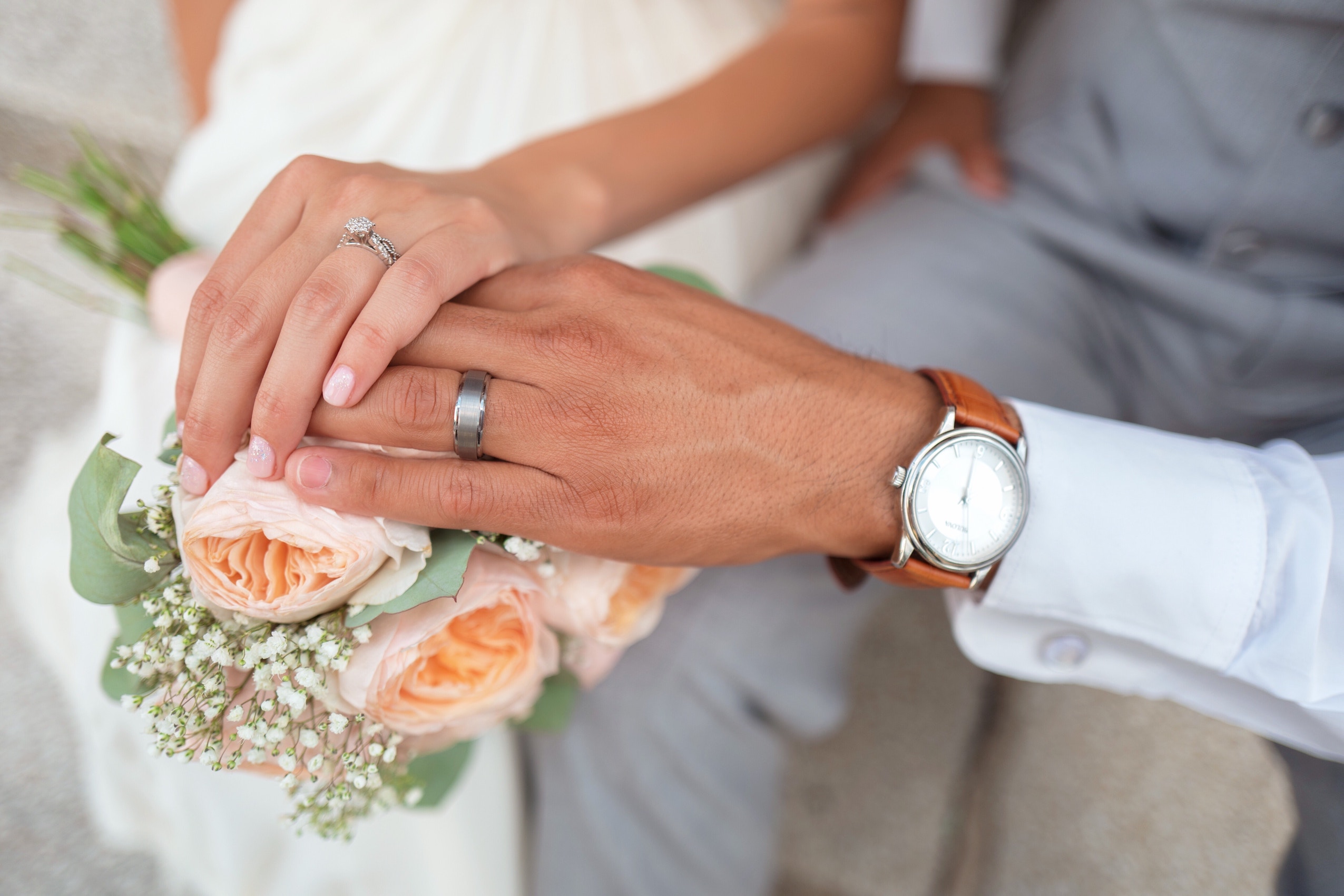 Romantische-Hochzeitsfotografie-Hochzeitsring-an-den-Händen-des-Brautpaares