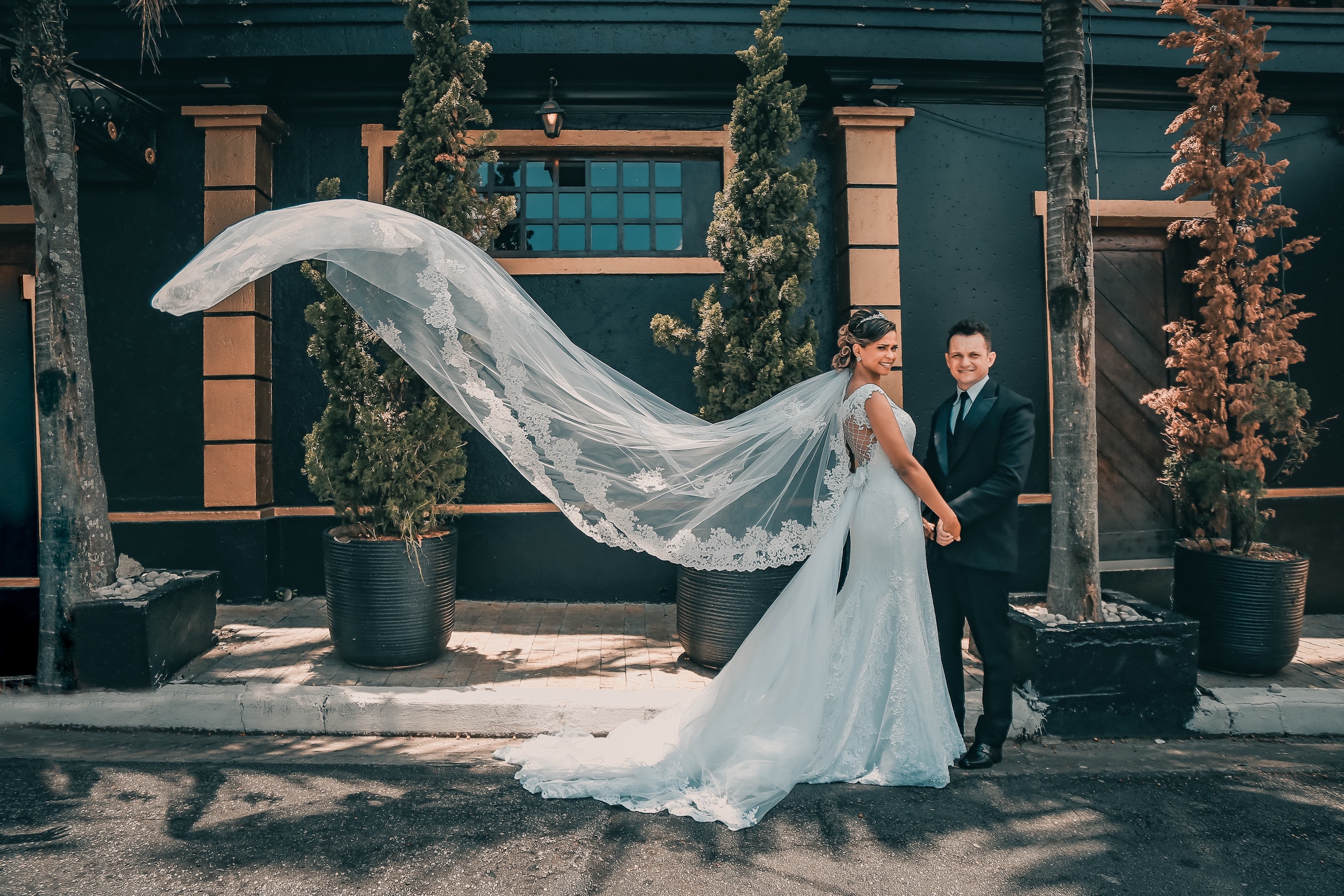 Romantische-Hochzeitsfotografie-mit-verliebtem-Brautpaar-Blumenstrauß-Hochzeitskleid-2